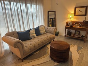 Una Smart TV, una chimenea, una pantalla de ordenador, una impresora