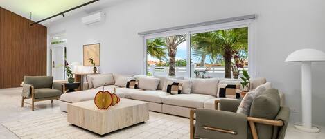 تلفزيون ذكي، ألعاب فيديو، كُتُب