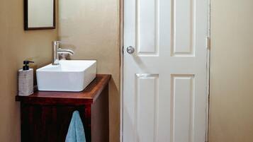 Hårtork, handdukar, tvål och schampo