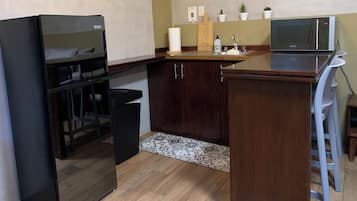 Fridge, microwave, cookware/dishes/utensils, ice maker