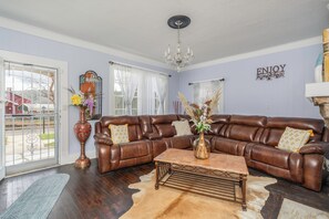 Living area - Charming 3bed/1bath-walk to historic downtown Wetumpka-Dolly I (Wetumpka)