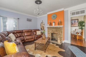 Living area - Charming 3bed/1bath-walk to historic downtown Wetumpka-Dolly I (Wetumpka)