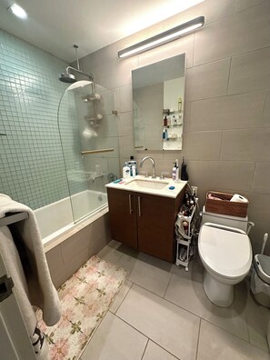 SĂšche-cheveux, serviettes fournies, savon, papier toilette