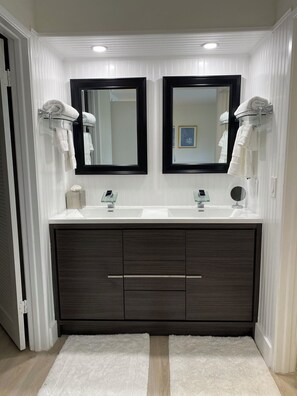 Dusj, håndklær og toalettpapir