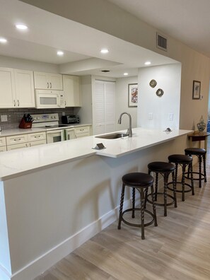 Microwave, oven, stovetop, dishwasher - All American Beach town, 1 bedroom, AC, security & location, location, location (Delray Beach)