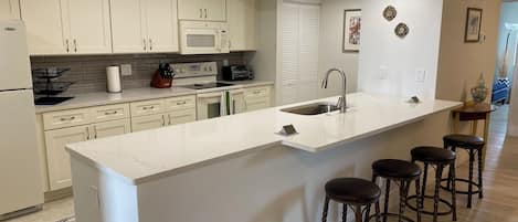 Four Ă micro-ondes, un four, surface de cuisson, lave-vaisselle