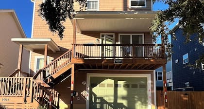 Ocean View Luxe Beach House. Sleeps 8! Seabreeze