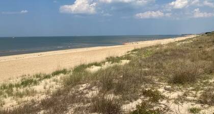 Ocean View Luxe Beach House. Sleeps 8! Seabreeze