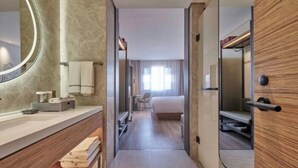 Chambre Simple Supérieure | Coffres-forts dans les chambres, bureau, rideaux occultants