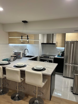 Fridge, microwave, oven, stovetop - Brand new luxurious basement studio apartment 5 minutes away from Frenchman’s
(Pickering)