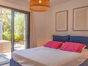 4 habitaciones, tabla de planchar con plancha, cuna de viaje y wifi 