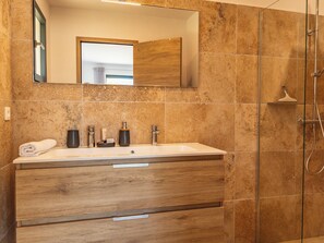 Shower, hair dryer, towels - Casa Di Sole Di Pinarello (Zonza)