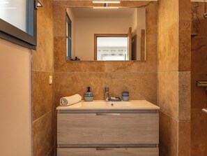 シャワー、ヘアドライヤー、タオル