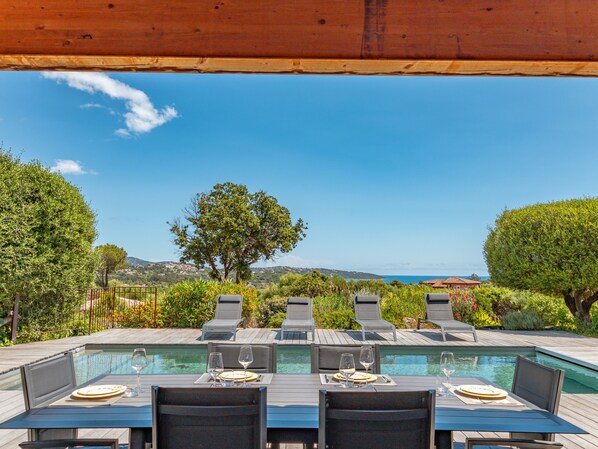 屋外ダイニングエリア