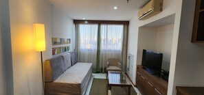 Deluxe Duplex, 1 Bedroom, City View | Living room - ZENVA (Brasília)