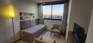 Deluxe Duplex, 1 Bedroom, City View | Living room - ZENVA (Brasília)