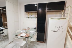 Deluxe-Maisonette, 2 Schlafzimmer, Stadtblick | Esszimmer