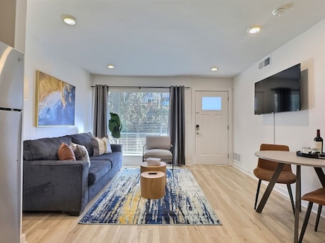 Smart TV. City Retreat, Free Parking, Near Downtown Hotspots