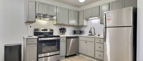 Een koelkast, een microgolfoven, een oven, een kookplaat