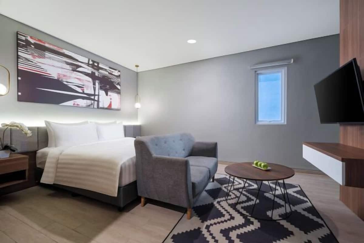 Caja de seguridad en la habitación y espacio para trabajar con laptop