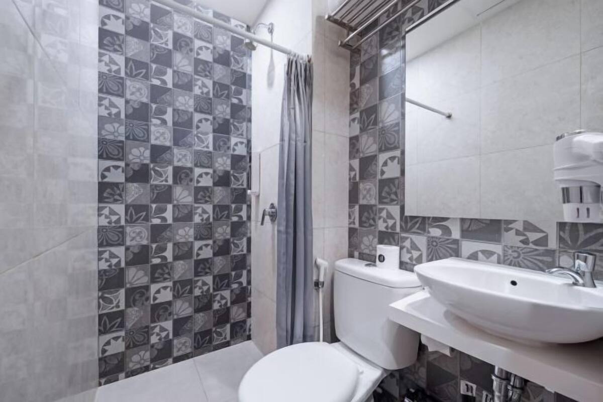 Kamar mandi | Shower, pancuran hujan, perlengkapan mandi gratis, dan sandal