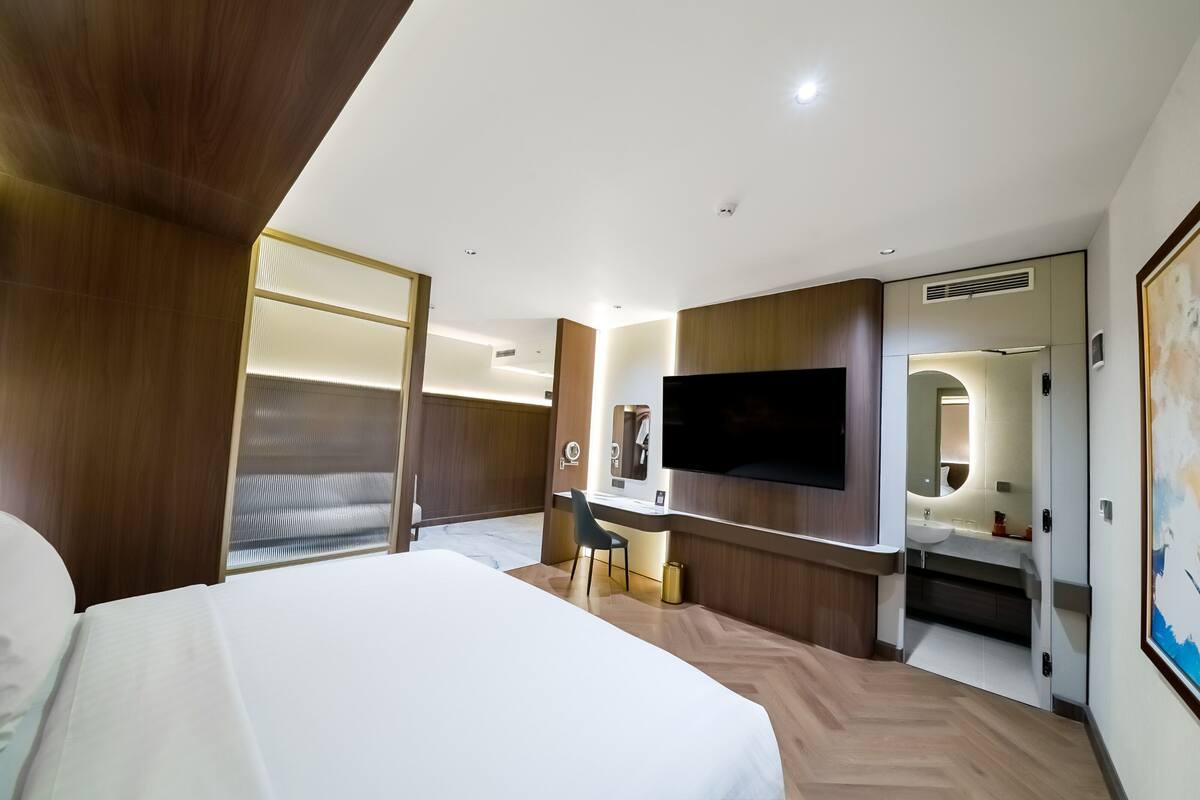 Suite Room | Brankas, ruang kerja ramah laptop, Wi-Fi gratis, dan seprai linen