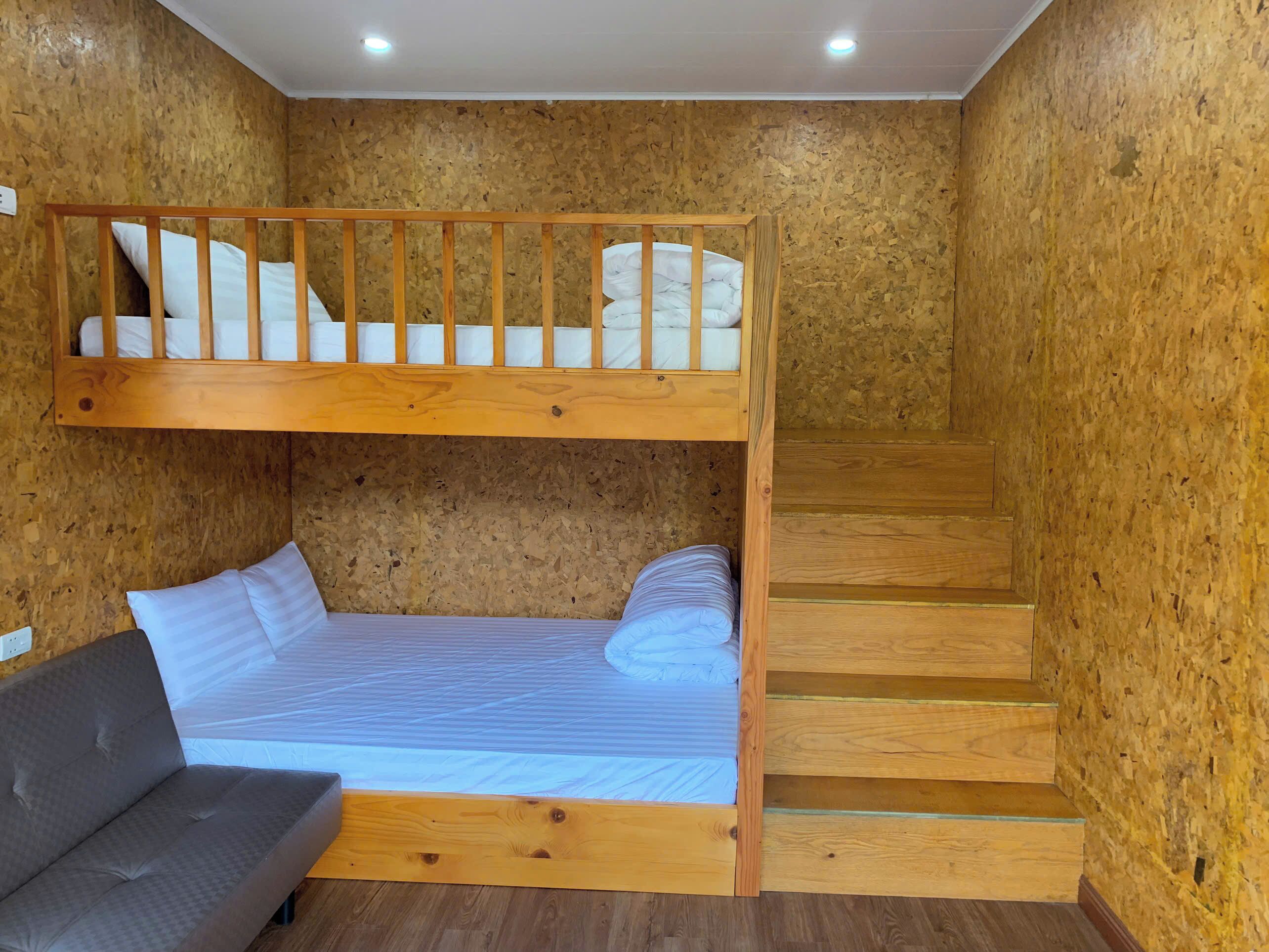 Peralatan tempat tidur premium, meja, ruang kerja komputer riba 