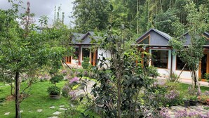 Panorámás bungaló | Prémium ágynemű, íróasztal és laptophoz jól használható munkafelület