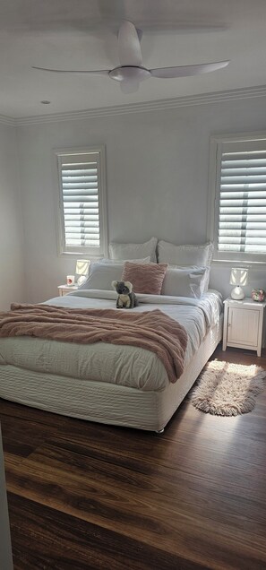 5 bedrooms, iron/ironing board, WiFi, bed sheets - Bombora Point Beach House (Red Head)