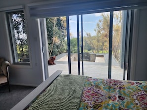 5 bedrooms, iron/ironing board, WiFi, bed sheets - Bombora Point Beach House (Red Head)