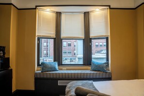 2 habitaciones, tabla de planchar con plancha y ropa de cama