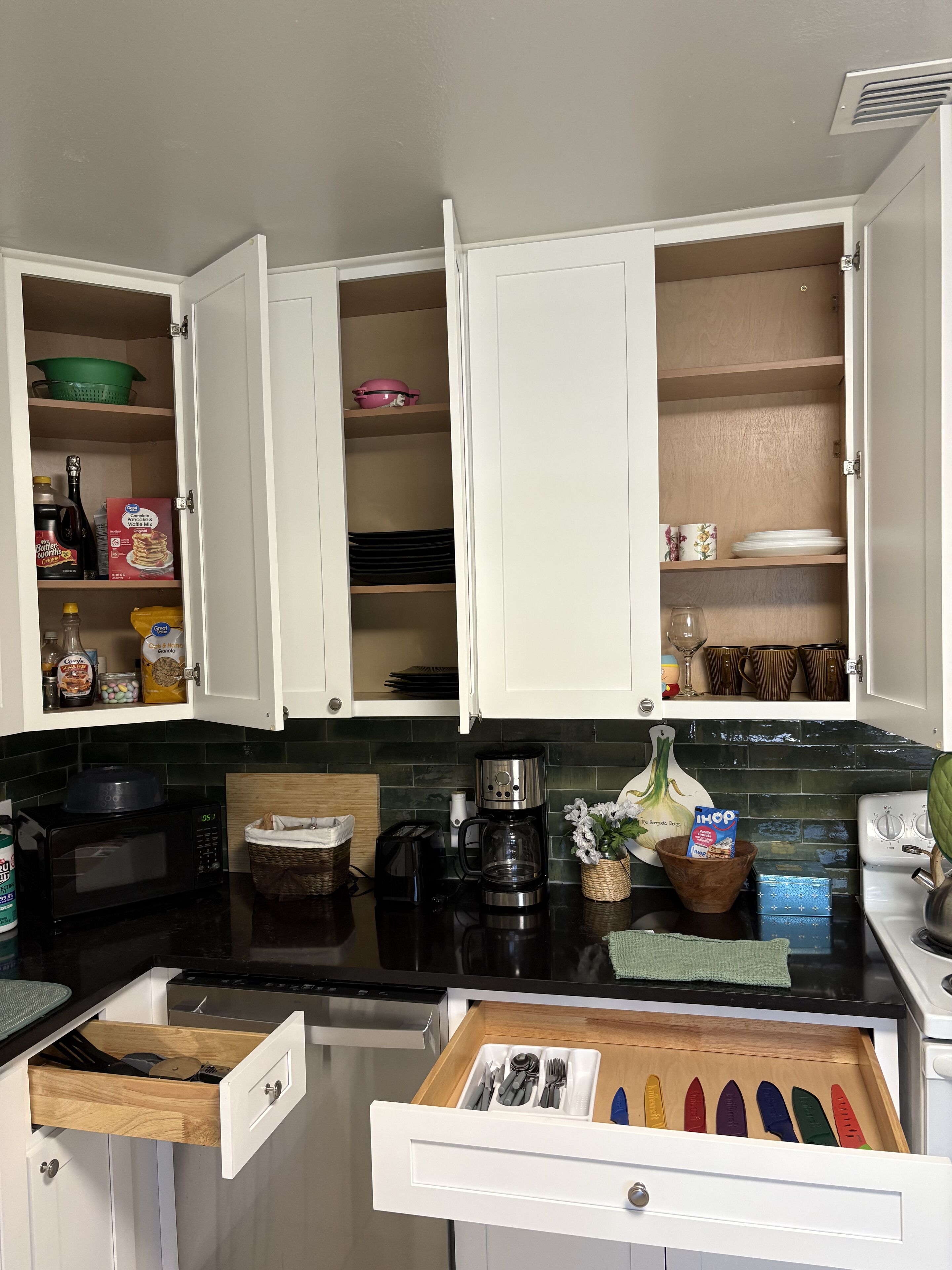 Refrigerador, microondas, horno y parrilla de estufa 