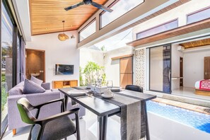 Vila, 1 quarto, vista para a piscina | Sala de jantar