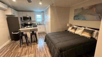 1 slaapkamer, een strijkplank/strijkijzer, gratis wifi, beddengoed