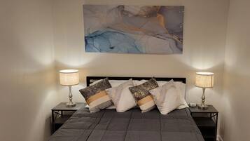1 slaapkamer, een strijkplank/strijkijzer, gratis wifi, beddengoed