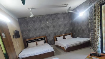 Habitación familiar, vista a la montaña | Caja de seguridad en la habitación y escritorio