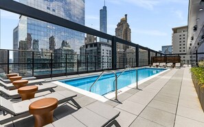 Pool - Blueground | River North, balcony & pool, nr Pier (Chicago)