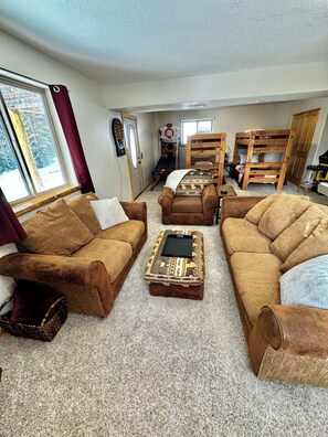 4 bedrooms, desk, travel cot, WiFi