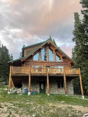 Exterior - Renovated, roomy, 4BR, private log cabin with rec room, Starlink,  views & more… (Fairplay)