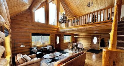 Renovated, roomy, 4BR, private log cabin with rec room, Starlink, views & more…