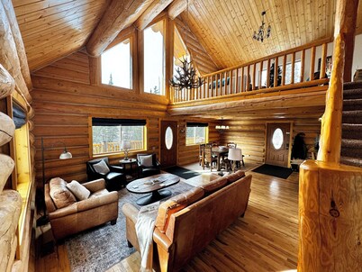 Renovated, roomy, 4BR, private log cabin with rec room, Starlink, views & more…