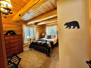 4 bedrooms, desk, travel cot, WiFi