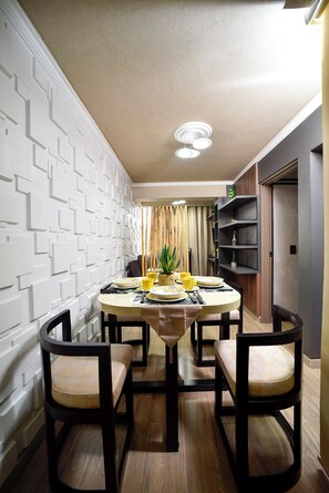 アパートメント 1 ベッドルーム 喫煙可 | ダイニングルーム