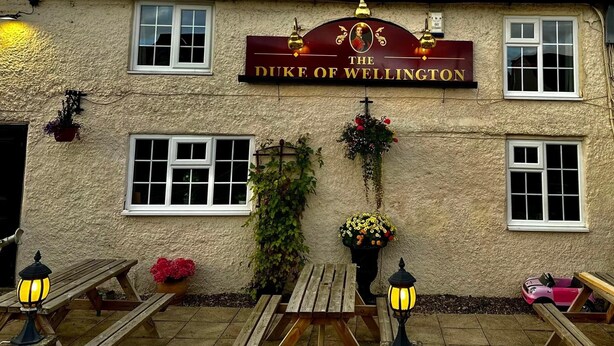 Un edificio con un cartel que dice "The Duke of Wellington".