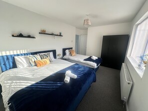 3 bedrooms, WiFi, bed sheets - Airport House - Long Stays, Near Hospital! (Manchester)