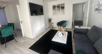 Airport House - Long Stays, Near Hospital!