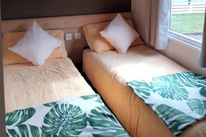 3 bedrooms, iron/ironing board, WiFi, bed sheets - Shorefield Country Park, 3-Beds, Passes Included (Milford on Sea)