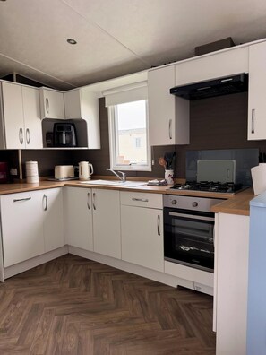 Kjøleskap, mikrobølgeovn, ovn og kokeplater