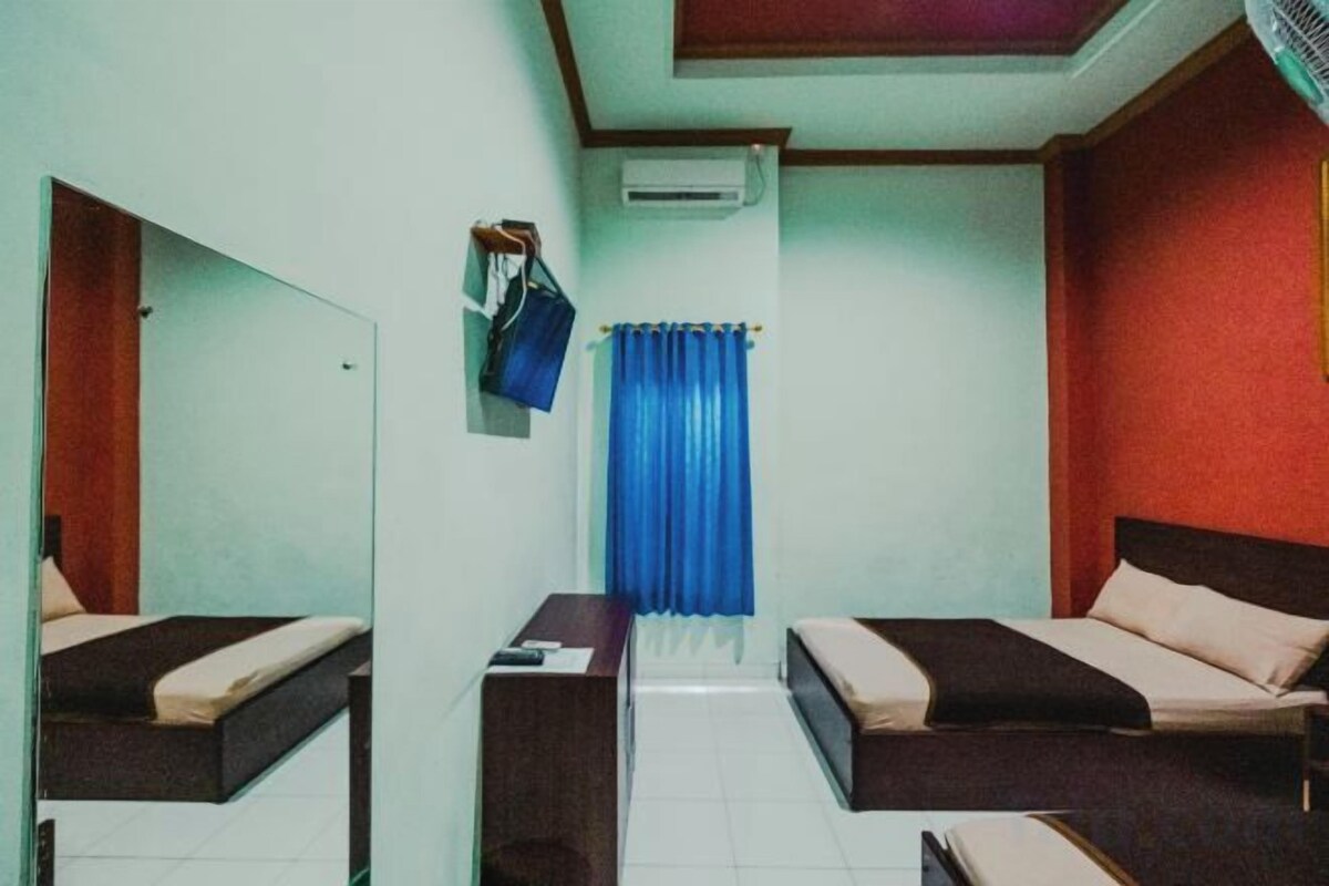 Desk, bed sheets