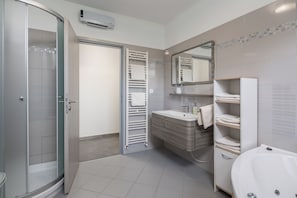 Shower, hair dryer, bidet, towels